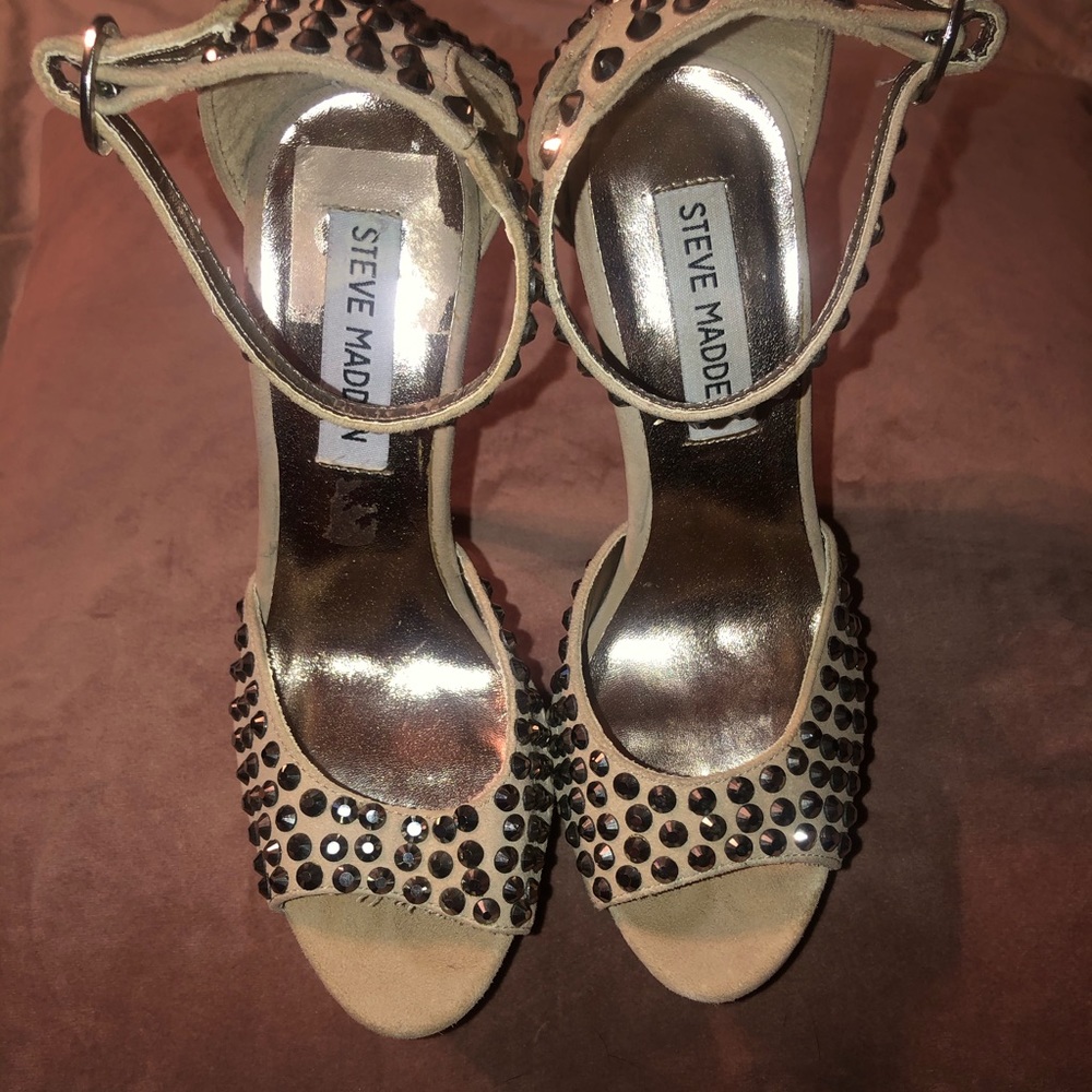 Beautiful shoes! Only worn twice.